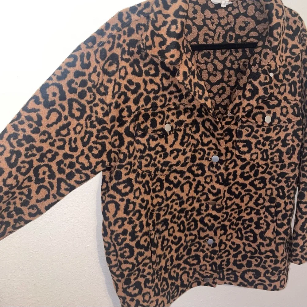 143 Story Leopard Print Shacket Size Small Pockets Button Up EUC Oversized - Picture 3 of 6